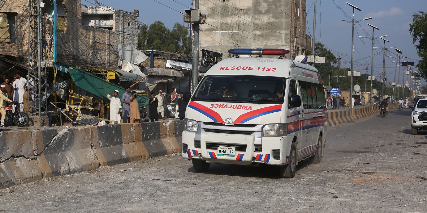 En ambulans vid ett tidigare sprängdåd i Pakistan.