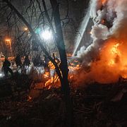 Brandmän arbetar med att släcka bränder efter attacken.