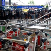 Demonstranter vid Hongkongs flygplats. Arkivbild.