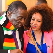 Zimbabwes president Emmerson Mnangagwa i samtal med Sydafrikas minister för internationell handel, Lindiwe Sisulu