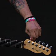 En man stämmer sin gitarr. Arkivbild.