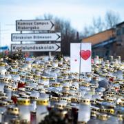 Arkiv. Ljus och blommor på minnesplatsen utanför Risbergska skolan i Örebro.