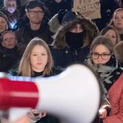 Flera hundra personer demonstrerar mot den friande domen gällande gruppvåldtäkten Fittja. Arkivbild.