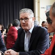 Keir Starmer med väljare och medlemmar av hans regering.