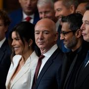 Arkivbild: Zuckerberg, Bezos, Pichai och Musk på Trumps installation. 