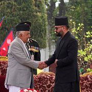 Balendra Shah skakar hand med presidenten Ram Chandra efter att ha  svurits in som premiärminister under fredagen.