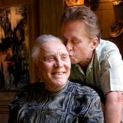 Kirk Douglas med sonen Michael Douglas. Arkivbild från 2003.