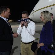 Pastorn Andrew Brunson mellanlandar på en flygplats i Tyskland på väg från Turkiet till USA. 