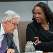 Lisa Cook och Fed-chefen Jerome Powell