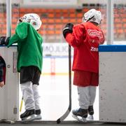 Barn tränar ishockey.