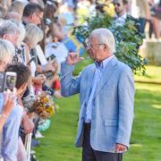 Kung Carl Gustaf pratar några av de besökare som kommit till Solliden för att fira kronprinsessan Victoria.