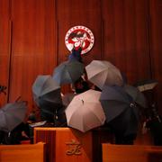 Demonstranter vandaliserar Hongkongs emblem inne i parlamentsbyggnaden 2019. 