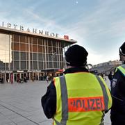 Poliser vid järnvägsstationen i Köln på måndagen.