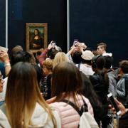 Besökare flockas vid Leonardo da Vincis tavla ”Mona Lisa”.