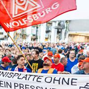 Arbetare protesterar inne i Wolfsburg-fabriken.