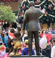 Arkivbild: Statyn ”Partners” utanför Disney World i Florida, december 2020.  Joe Burbank / TT NYHETSBYRÅN