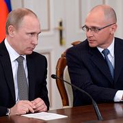 Sergej Kirijenko med Vladimir Putin på en bild från 2014. Kirijenko är en rysk politiker och en av de mest inflytelserika tjänstemännen i Kreml. Han var kortvarigt premiärminister 1998, men har senare gjort karriär som aktör bakom Putin.