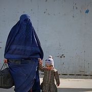 En kvinna med sitt barn utanför ett sjukhus i Kabul.