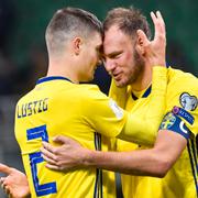 Sveriges Mikael Lustig och Andreas Granqvist jublar efter slutsignalen i måndagens VM-kval mellan Italien och Sverige. 