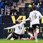 Brommapojkarnas Wilmer Odefalk jublar med Mads Kristian Hansen efter 1-3 under fotbollsmatchen i Allsvenskan mellan AIK och Brommapojkarna den 10 oktober 2026 i Stockholm.