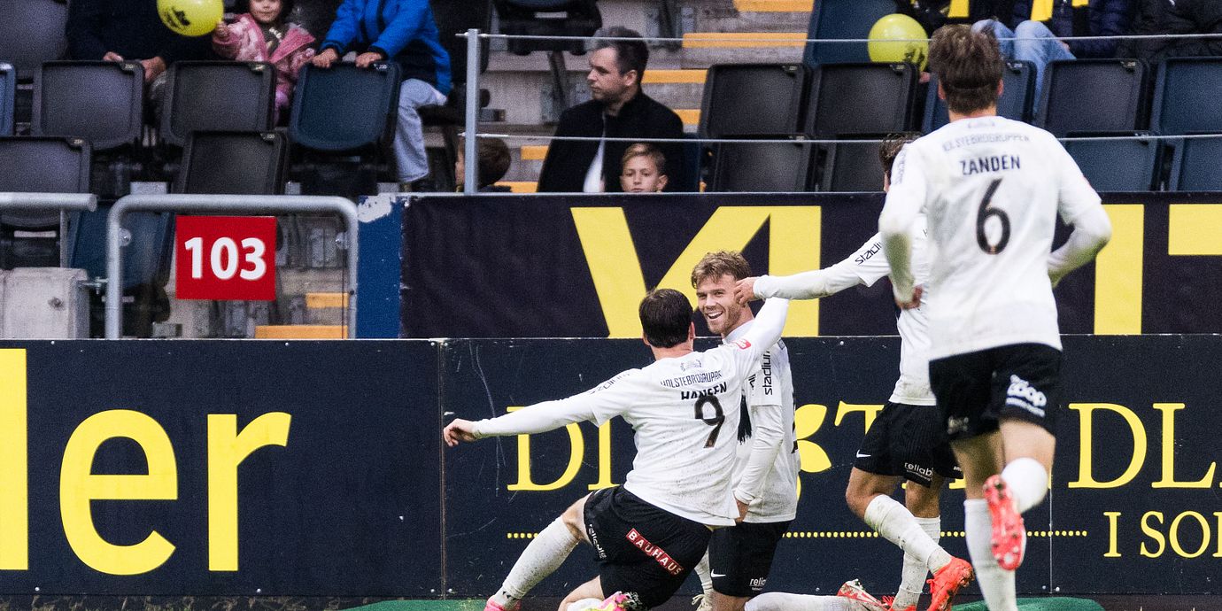 Brommapojkarnas Wilmer Odefalk jublar med Mads Kristian Hansen efter 1-3 under fotbollsmatchen i Allsvenskan mellan AIK och Brommapojkarna den 10 oktober 2026 i Stockholm.
