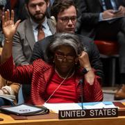 USA:s representant Linda Thomas-Greenfield röstar för en upptrappning av nödleveranser till Gaza i december.