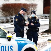 Polisinsats vid Runby skola i Upplands Väsby efter att en person skadats i ett misstänkt knivdåd. 