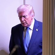 Trump på väg till pressträffen.