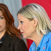 Magdalena Andersson (S) tillsammans med Emilia Bjuggren (S), skolborgarråd i Stockholm.