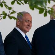 Bibi mellan Bahrains utrikesminister och Donald Trump utanför Vita huset i september 2020.