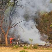 Brandmän släcker rök vid resterna av ett flygplan nära Akhnoor i utkanten av Jammu, Indien, onsdagen den 7 maj 2025