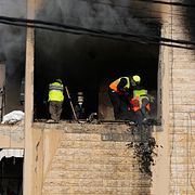 En räddningsinsats efter att ett lägenhetshus i södra Libanon träffats av ett israeliskt luftangrepp.