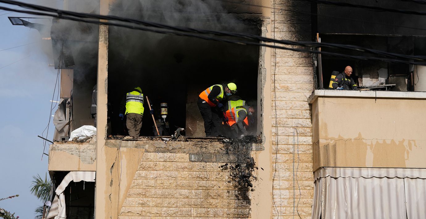 En räddningsinsats efter att ett lägenhetshus i södra Libanon träffats av ett israeliskt luftangrepp.