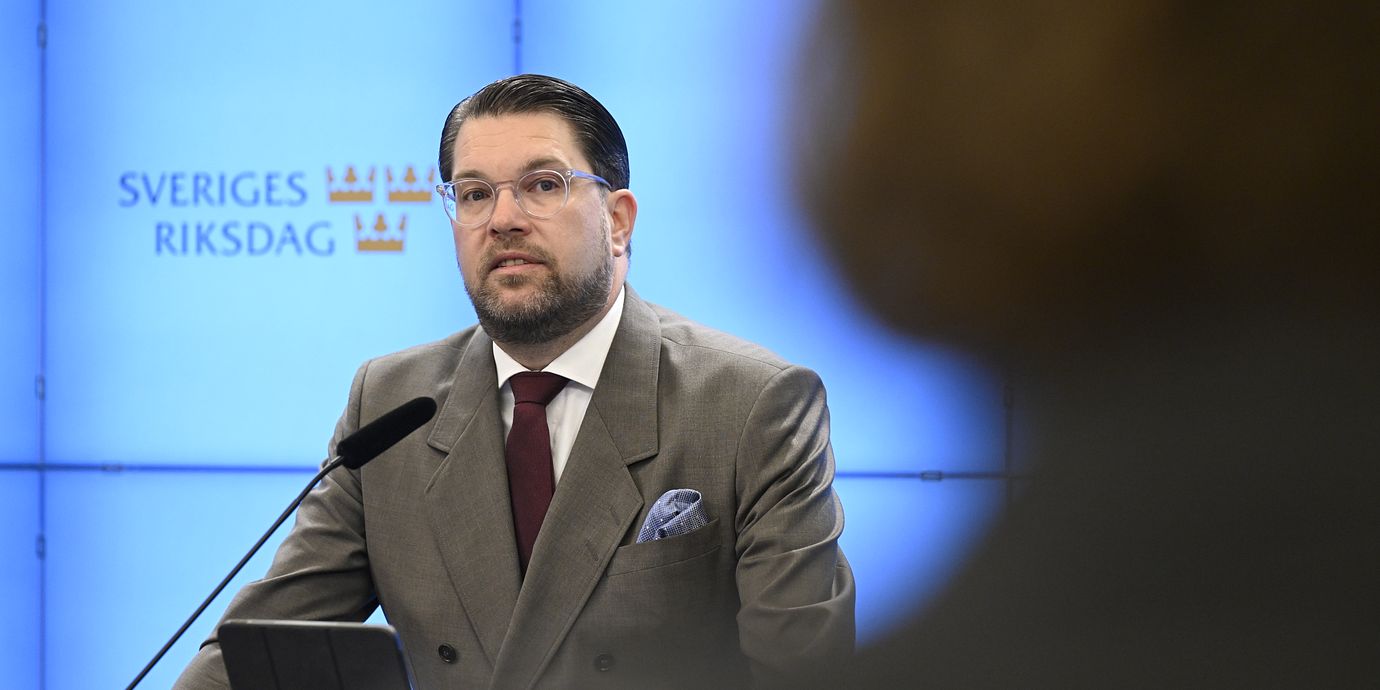 Jimmie Åkesson (SD) kommenterar valresultatet under en pressträff i riksdagen.