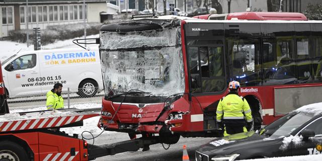 Sju Till Sjukhus Efter Krock Mellan SL-bussar