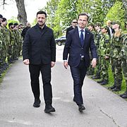 Ukrainas president Volodymyr Zelenskyj tas emot av Sveriges statsminister Ulf Kristersson på Upplands flygflottilj F16 i Uppsala.