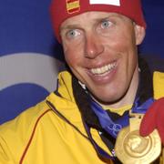 Johann Mühlegg visar sina två guldmedaljer vid OS i Salt Lake City 2002 strax innan han fälldes för doping.