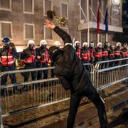 Oppositionell demonstrant utanför regeringsbyggnaden i Tirana.