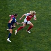 Svenskan och Arsenals Stina Blackstenius passerar Barcelonas Mapi Leon i Champions League-finalen 24 maj.