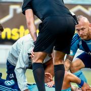 DIF:s Felix Beijmo blir liggande efter en kollision och bärs ut på bår under söndagens allsvenska fotbollsmatch mellan IFK Norrköping och Djurgården på Östgötaporten.