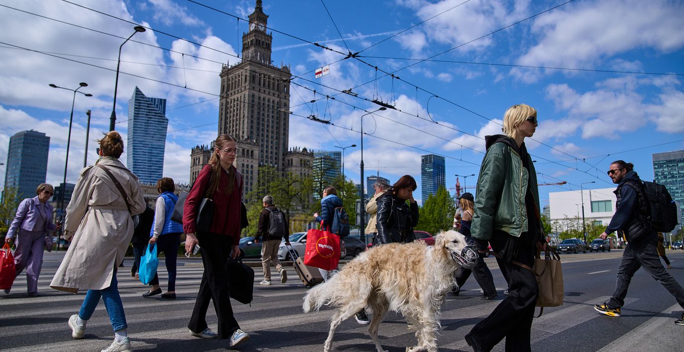 Människor promenerar i centrala Warszawa