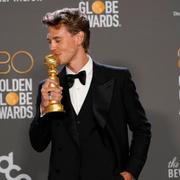 Austin Butler med sin Golden Globe. 