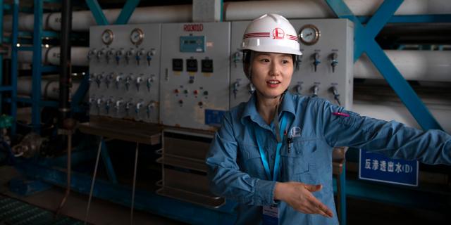 Sinopec-arbetare i Peking. Arkivbild. Mark Schiefelbein / AP