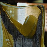 En muslimsk kvinna i indiska Kashmir ber under en festival, bilden är tagen i augusti 2025.