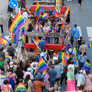 Sl-buss och pridetåget i Stockholm. Arkivbilder.