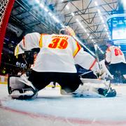 Brynäs målvakt Anders Lindbäck och Örebros Leo Carlsson