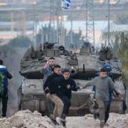 En israelisk stridsvagn på väg mot flyktinglägret Jenin på Västbanken, i februari 2025.