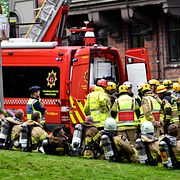 Räddningstjänsten vid brandplatsen. 