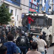 En demonstrant på ett av polisens fordon i Katmandu. 