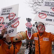 Illustrationsbild. Protester i Sydkorea mot Irankriget.